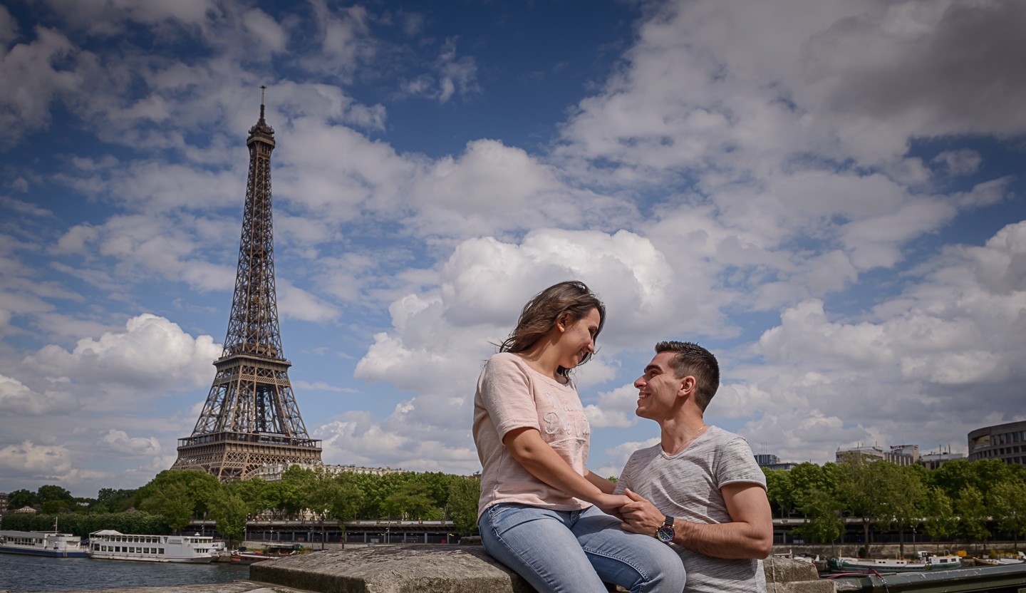 Daniela e Filipe em Paris Ponte de Bir-Hakeim e Torre Eiffel img1