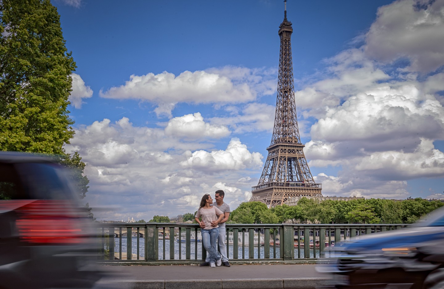 Daniela e Filipe em Paris Ponte de Bir-Hakeim e Torre Eiffel img2